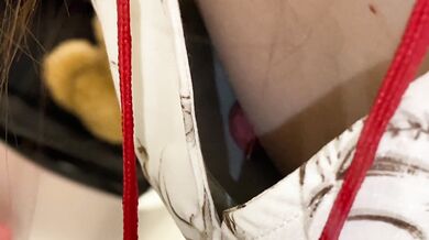 偷窥漂亮音乐老师的大奶头和性感大屁屁